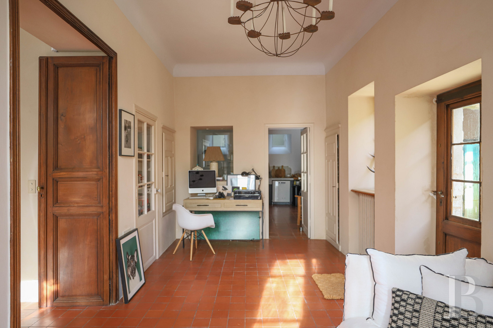 Dans les Alpes-de-Haute-Provence, au sud de Forcalquier, une maison de village traditionnelle et audacieuse - photo  n°16